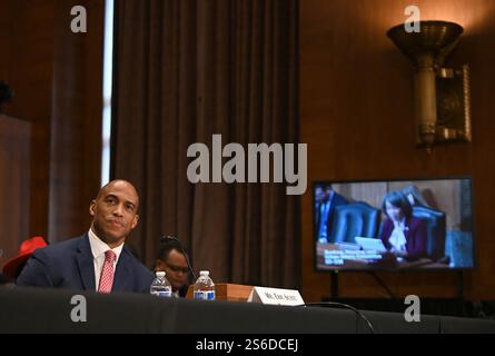 Washington, USA. 16 gennaio 2025. Eric Scott Turner, presidente eletto DEGLI STATI UNITI, parla durante la sua audizione di conferma per le attività bancarie, gli alloggi e gli affari urbani al Dirksen Senate Office Building il 16 gennaio 2025 a Washington DC. Crediti: Chen Mengtong/China News Service/Alamy Live News Foto Stock