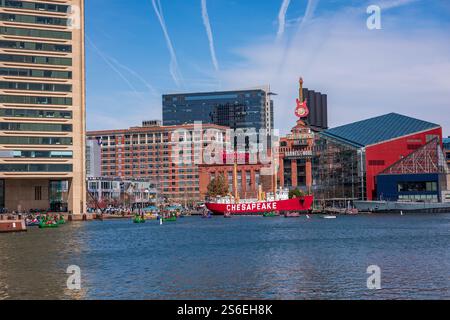 Il paesaggio urbano del porto interno di Baltimora include la nave Lightship Chesapeake della USCG e l'acquario nazionale. Foto Stock