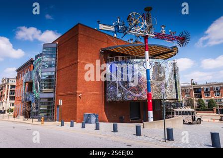 Baltimore, MD USA - 10 aprile 2018: Situato nel Federal Hill District, l'American Visionary Art Museum è specializzato in arte esterna. Foto Stock