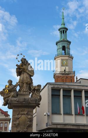 Statua storica con torre della chiesa sullo sfondo, su un cielo azzurro, statua di San Giovanni Nepomuceno e municipio, Piazza del mercato, Poznan, Posnan Foto Stock