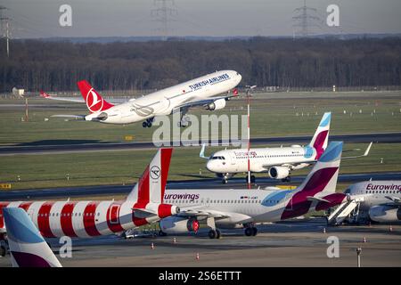 Turkish Airways Airbus A330 al decollo, Eurowings Airbus sulla strada di rullaggio, parcheggiati Condor ed Eurowings Aircraft, presso l'aeroporto di Duesseldorf, DUS, North RHI Foto Stock