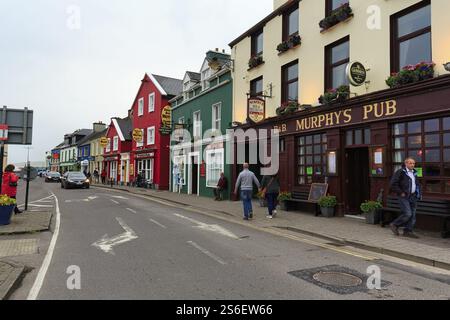 Paesaggio urbano, via dello shopping, passanti di fronte a un pub, Dingle, Dingle Peninsula, County Kerry, Slea Head Drive, Wild Atlantic Way, Irlanda, Europa Foto Stock