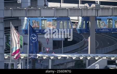 L'aeroporto di Duesseldorf, edificio del terminal, Skytrain, collega l'aeroporto con i parcheggi multipiano, Duesseldorf, Renania settentrionale-Vestfalia Foto Stock