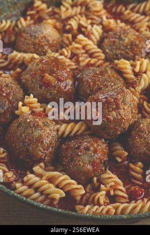 Polpette di carne tritate, in salsa di pomodoro, con pasta fusilli, in una padella di ghisa, fatte in casa, nessuno Foto Stock