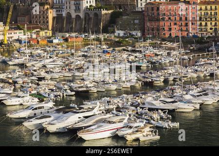 Vista ad alto angolo del porticciolo con lussuosi yacht privati e barche a vela delimitata da condomini in tarda estate, porto di Salerno, regione Campania Foto Stock