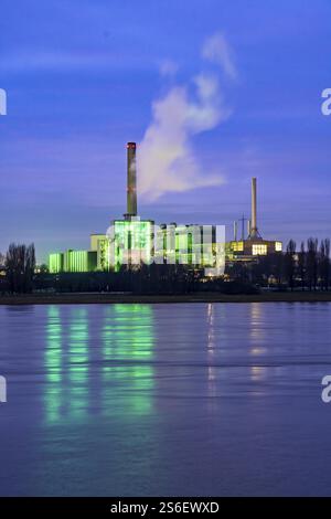 La centrale combinata di calore ed energia elettrica di Lausward a Duesseldorf, la centrale elettrica a turbina a gas e a vapore, gestita da Stadtwerke Duesseldorf e EnBW, sul Reno Foto Stock
