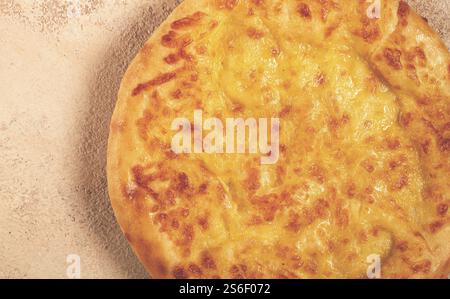 Khachapuri in Megreliano, un piatto tradizionale georgiano, focaccia con formaggio, vista dall'alto, nessun popolo Foto Stock