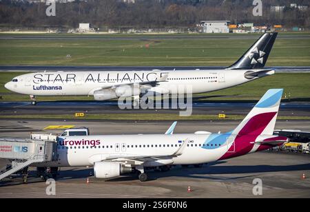 Lufthansa Airbus A340 sulla strada per il decollo, Eurowings Airbus al terminal, presso l'aeroporto di Duesseldorf, DUS, Renania settentrionale-Vestfalia, Germania, Europa Foto Stock