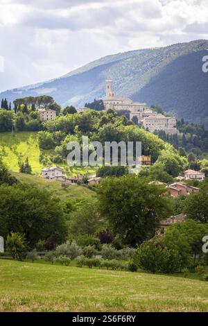 Un'immagine di Camerino nelle Marche italiane su campi colorati Foto Stock