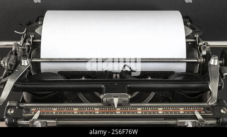 Testata per macchina da scrivere vintage con foglio bianco retro vista dall'alto della tecnologia Foto Stock