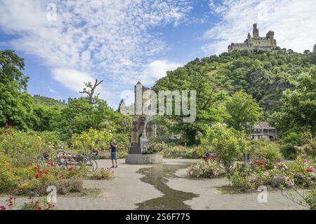 Fontana nel roseto, memoriale di guerra, castello di Marksburg sopra, Braubach, Renania-Palatinato, Germania, Europa Foto Stock