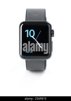 Apple Watch smartwatch con orologio analogico sul display frontale isolato su sfondo bianco Foto Stock