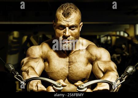 Una immagine di un bel barbuto bodybuilding uomo facendo allenamento del torace Foto Stock