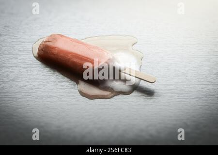 Una immagine di una fragola ghiaccioli è di fusione Foto Stock