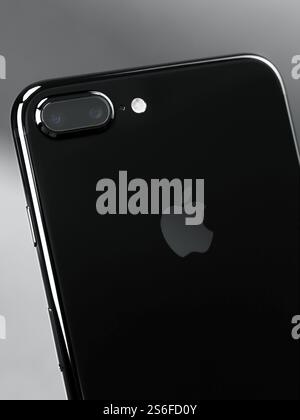 Primo piano del retro di Apple iPhone 7 Plus con doppia fotocamera e logo Foto Stock