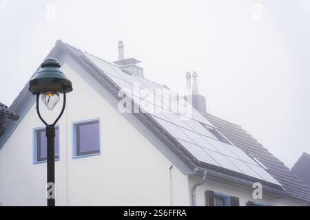 Pannelli solari sul tetto di una casa indipendente nella nebbia a Duesseldorf, Germania, Europa Foto Stock