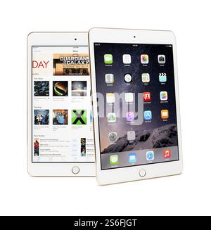 Due Apple iPad Mini 3 compresse con desktop e iTunes Store sul loro visualizza isolati su sfondo bianco Foto Stock