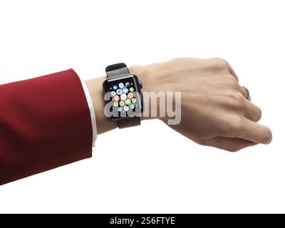 Donna con mano Apple guardare la serie 2 smartwatch sul suo polso visualizzando le icone delle app isolati su sfondo bianco Foto Stock