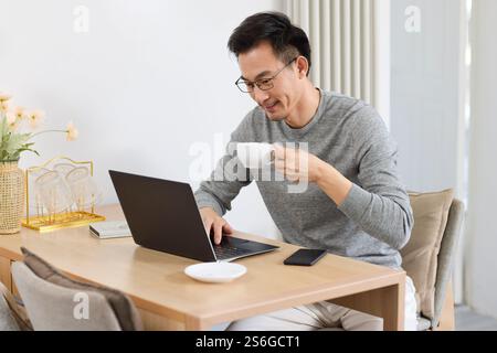 Imprenditore lavora da casa Foto Stock