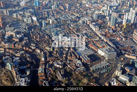 2025 veduta aerea di Leeds da est guardando verso ovest attraverso l'area dei mercati verso il centro città, West Yorkshire Foto Stock
