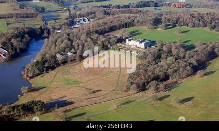 Vista aerea di Harewood House appena scattata (immagine del 2025) e della sua ambientazione nella campagna dello Yorkshire Foto Stock