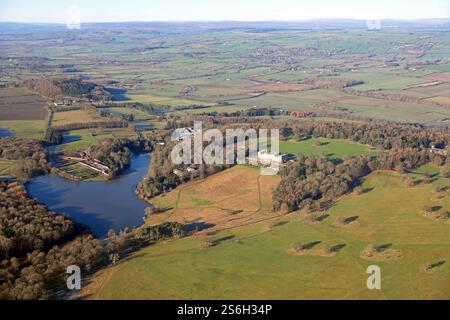 Vista aerea di Harewood House appena scattata (immagine del 2025) e della sua ambientazione nella campagna dello Yorkshire Foto Stock