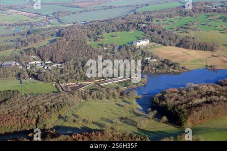 Vista aerea di Harewood House appena scattata (immagine del 2025) e della sua ambientazione nella campagna dello Yorkshire Foto Stock