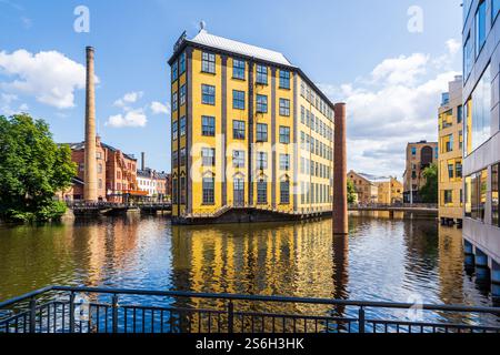 L'edificio Strykjärn è un ex tessitore nella vecchia area industriale sul fiume Motala a Norrköping, in Svezia, sede del Museo del lavoro. Foto Stock