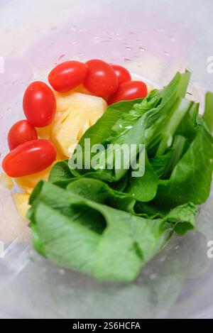Succo di verdure con ingredienti di bok choy, pomodoro e ananas. Foto Stock