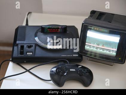 Breslavia, Polonia. 8 marzo 2024. Mega drava Sega a a 16 bit con console pad visto nella mostra del museo. (Credit Image: © Damian Klamka/ZUMA Press Wire) SOLO PER USO EDITORIALE! Non per USO commerciale! Foto Stock