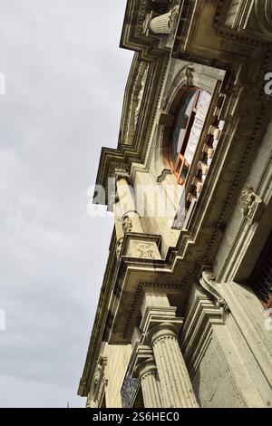 Vista ad angolo basso dello storico edificio coloniale di Oaxaca contro il cielo Foto Stock