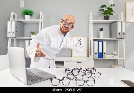 Divertente oftalmologo che conduce l'esame oculare in ufficio Foto Stock