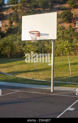 Campo da pallacanestro all'aperto, il giorno della domenica Foto Stock