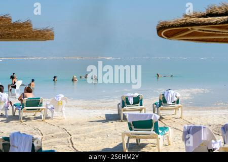 Fare il bagno nel Mar morto, Ein Bokek, Israele Foto Stock