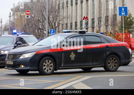 Auto con iscrizione 'Comitato investigativo' sulla strada cittadina in inverno, le forze dell'ordine russe Foto Stock