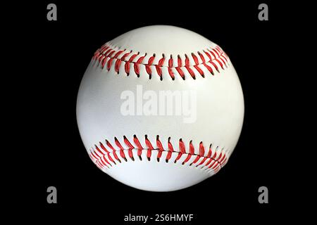 Primo piano dettagliato di una palla bianca con vivaci lacci rossi isolati su uno sfondo nero. Ideale per illustrare temi sportivi, legati al baseball Foto Stock