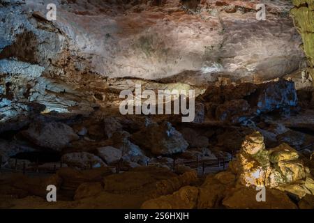 L'enorme grotta di Hang Sung Sot della baia di ha Long in Vietnam e Asia Foto Stock