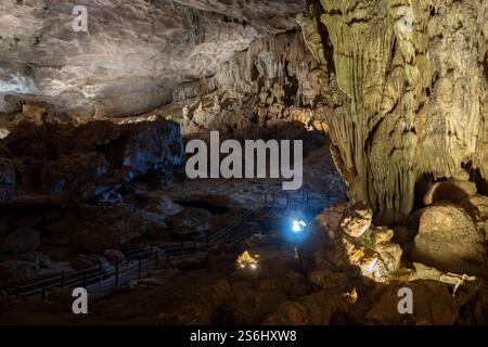 L'enorme grotta di Hang Sung Sot della baia di ha Long in Vietnam e Asia Foto Stock