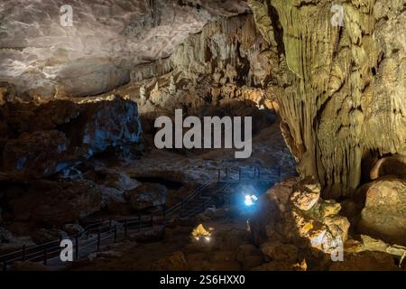 L'enorme grotta di Hang Sung Sot della baia di ha Long in Vietnam e Asia Foto Stock