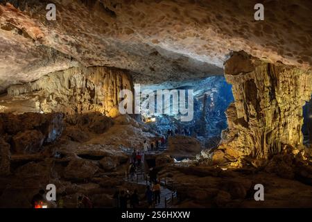 L'enorme grotta di Hang Sung Sot della baia di ha Long in Vietnam e Asia Foto Stock