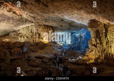 L'enorme grotta di Hang Sung Sot della baia di ha Long in Vietnam e Asia Foto Stock