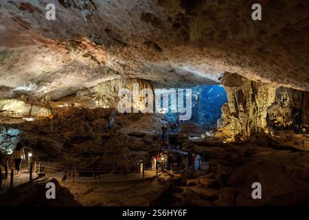 L'enorme grotta di Hang Sung Sot della baia di ha Long in Vietnam e Asia Foto Stock