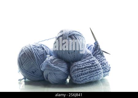 Filato blu con lavorazione a maglia, isolato su sfondo bianco. Foto Stock