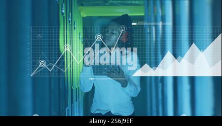 Immagine di diagrammi ed elaborazione dati su lavoratrici birazziali nella sala server Foto Stock