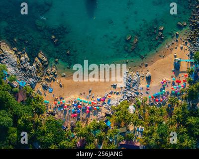 Vista aerea della spiaggia tropicale con acque turchesi in Thailandia Foto Stock