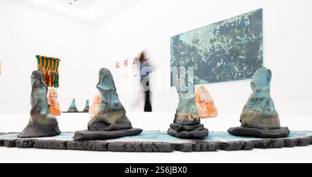Elizabeth Xi Bauer, Clerkenwell, Londra, Regno Unito. 17 gennaio 2025. Elizabeth Xi Bauer apre la sua nuova galleria nel centro di Londra con una mostra inaugurale che ne delinea la visione, con una selezione di opere di artisti affermati ed emergenti che fanno parte dell'identità della galleria, mostrando le pratiche innovative e la diversità tematica che definiranno il programma 2025 di Elizabeth Xi Bauer. Immagine (primo piano): Marta Jacobovits, Strange Bears appeared II, 2024. Gres smaltato. Crediti: Malcolm Park/Alamy Live News Foto Stock