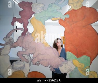 Elizabeth Xi Bauer, Clerkenwell, Londra, Regno Unito. 17 gennaio 2025. Elizabeth Xi Bauer apre la sua nuova galleria nel centro di Londra con una mostra inaugurale che ne delinea la visione, con una selezione di opere di artisti affermati ed emergenti che fanno parte dell'identità della galleria, mostrando le pratiche innovative e la diversità tematica che definiranno il programma 2025 di Elizabeth Xi Bauer. Immagine: Elena Njoabuzia Onwochei-Garcia, le sciocchezze iniziano, 2025. Tempera su washi. Crediti: Malcolm Park/Alamy Live News Foto Stock