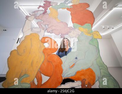 Elizabeth Xi Bauer, Clerkenwell, Londra, Regno Unito. 17 gennaio 2025. Elizabeth Xi Bauer apre la sua nuova galleria nel centro di Londra con una mostra inaugurale che ne delinea la visione, con una selezione di opere di artisti affermati ed emergenti che fanno parte dell'identità della galleria, mostrando le pratiche innovative e la diversità tematica che definiranno il programma 2025 di Elizabeth Xi Bauer. Immagine: Elena Njoabuzia Onwochei-Garcia, le sciocchezze iniziano, 2025. Tempera su washi. Crediti: Malcolm Park/Alamy Live News Foto Stock