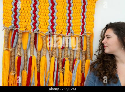 Elizabeth Xi Bauer, Clerkenwell, Londra, Regno Unito. 17 gennaio 2025. Elizabeth Xi Bauer apre la sua nuova galleria nel centro di Londra con una mostra inaugurale che ne delinea la visione, con una selezione di opere di artisti affermati ed emergenti che fanno parte dell'identità della galleria, mostrando le pratiche innovative e la diversità tematica che definiranno il programma 2025 di Elizabeth Xi Bauer. Immagine: Antonio Pichillá Quiacaín, nonna, 2024. Fili e fibre Maguey. Crediti: Malcolm Park/Alamy Live News Foto Stock