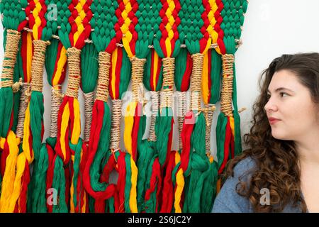 Elizabeth Xi Bauer, Clerkenwell, Londra, Regno Unito. 17 gennaio 2025. Elizabeth Xi Bauer apre la sua nuova galleria nel centro di Londra con una mostra inaugurale che ne delinea la visione, con una selezione di opere di artisti affermati ed emergenti che fanno parte dell'identità della galleria, mostrando le pratiche innovative e la diversità tematica che definiranno il programma 2025 di Elizabeth Xi Bauer. Immagine: Antonio Pichillá Quiacaín, nonna, 2024. Fili e fibre Maguey. Crediti: Malcolm Park/Alamy Live News Foto Stock